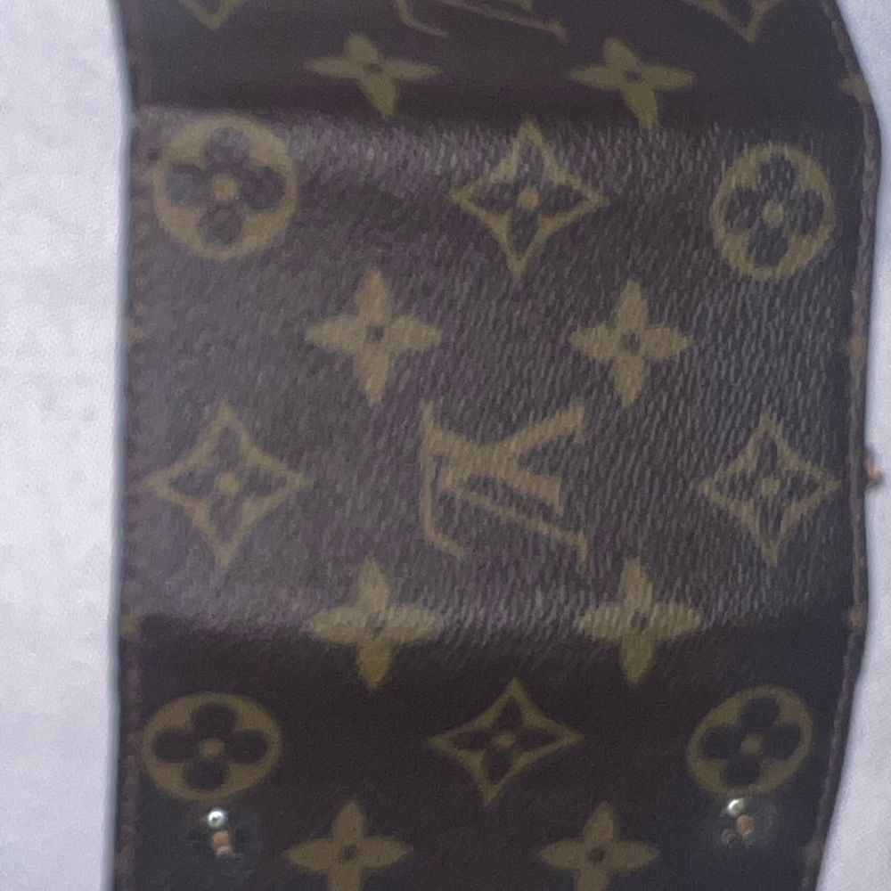 Louis Vuitton Monogram Key Holder with Gold Accents - Picture 5 of 9